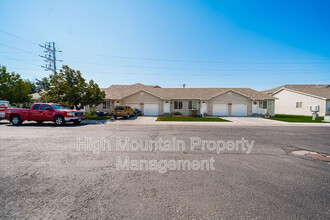 860 S 5th St W in Rexburg, ID - Foto de edificio - Building Photo