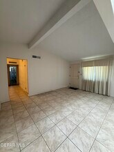 10449 Chinaberry Dr in El Paso, TX - Foto de edificio - Building Photo