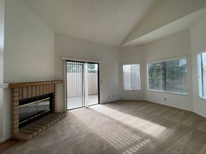 1128 Marigold Way in Lompoc, CA - Foto de edificio - Building Photo