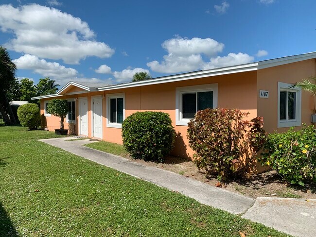 1107 Hernando St, Unit A in Fort Pierce, FL - Foto de edificio - Building Photo