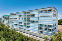 Emerald Seas North & South in Cocoa Beach, FL - Foto de edificio - Building Photo