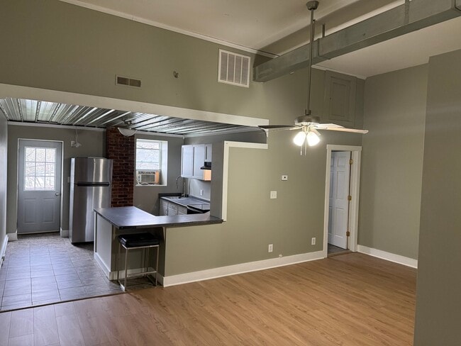 110 E Main St, Unit Apt 6