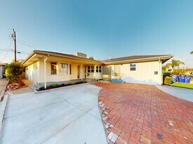 5704-5706 Dorothy Dr in San Diego, CA - Building Photo