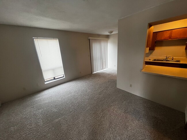 Lakeside Apartments in Jefferson City, MO - Building Photo - Interior Photo