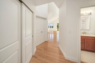 719 2nd Ave W, Unit 302 in Seattle, WA - Foto de edificio - Building Photo