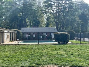 3824 Country Club Rd in Winston-Salem, NC - Building Photo - Building Photo