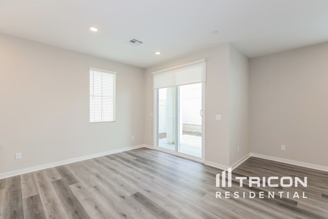 28205 Dwight Dr in Menifee, CA - Foto de edificio