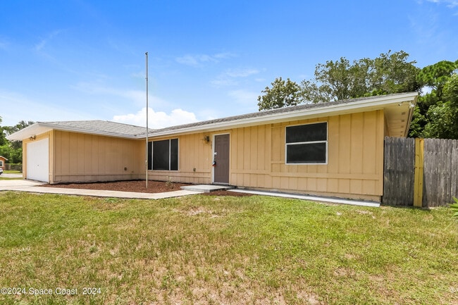 701 NW Grenada St in Port St. Lucie, FL - Building Photo - Building Photo