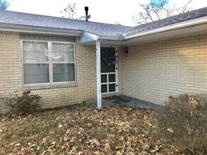 1300 W Rolling Oaks Dr in Rogers, AR - Building Photo - Building Photo