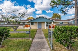 1350 Strawberry St in League City, TX - Building Photo