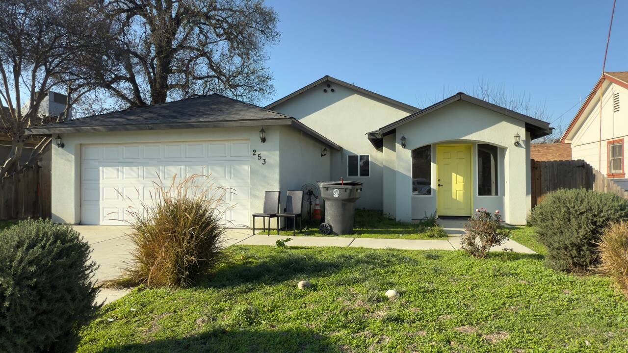 253 M St in Tulare, CA - Building Photo