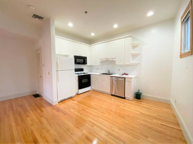 183 Columbia St, Unit 203 in Cambridge, MA - Foto de edificio - Building Photo
