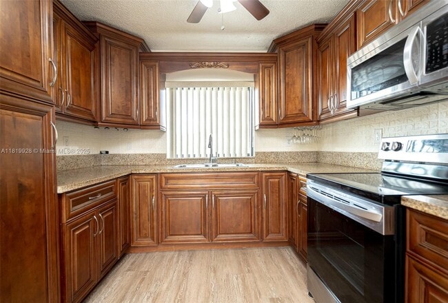 2740 W 62nd Pl in Hialeah, FL - Building Photo - Building Photo