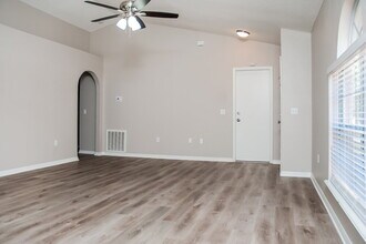 1023 Brenton Leaf Dr in Ruskin, FL - Foto de edificio - Building Photo