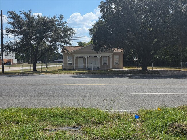 601 W Washington Ave in Navasota, TX - Building Photo - Building Photo
