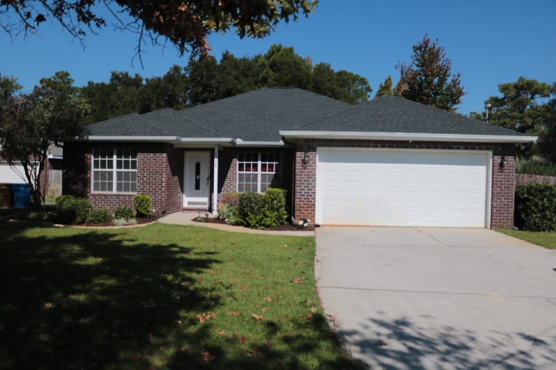 7318 E Bay Blvd in Navarre, FL - Building Photo