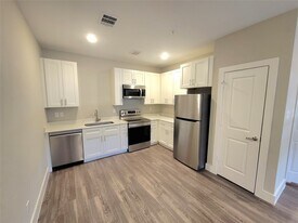 1620 Oak Tree Dr in Houston, TX - Building Photo
