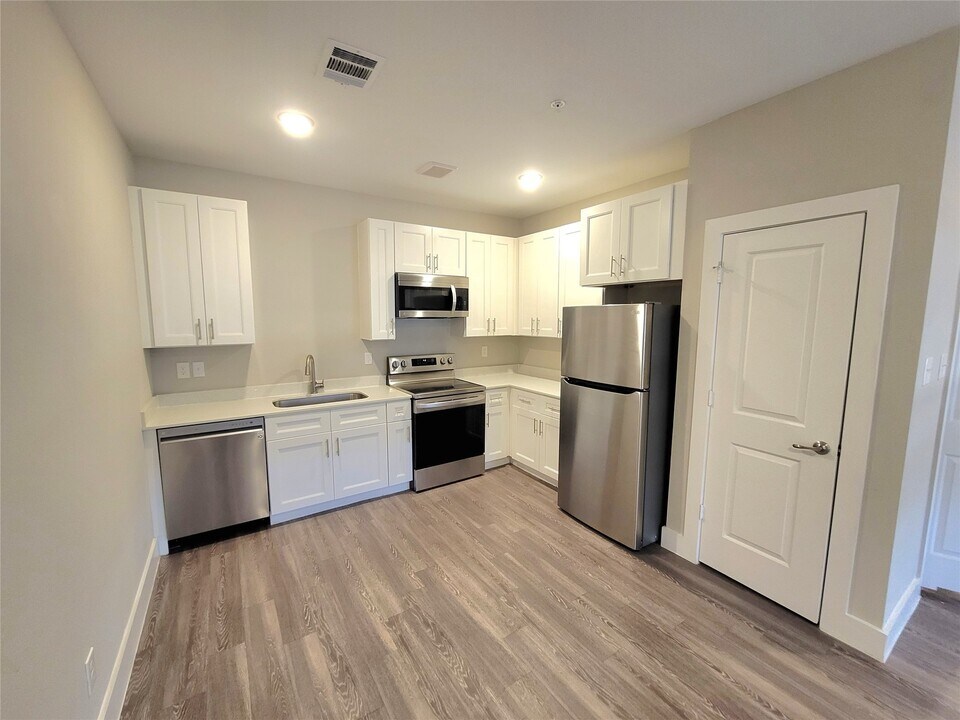 1620 Oak Tree Dr in Houston, TX - Building Photo