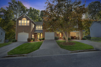 Crystal Lake Townhomes in Greensboro, NC - Foto de edificio - Building Photo