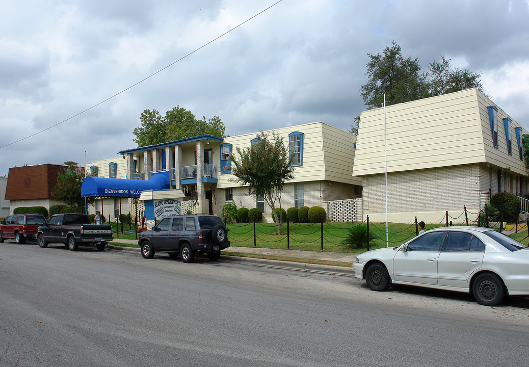 Alamo Apartments in San Antonio, TX - Building Photo