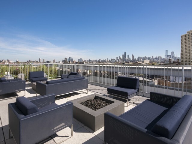 1241 N MILWAUKEE Ave in Chicago, IL - Building Photo - Building Photo