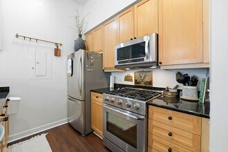 949 W Madison St, Unit 304 in Chicago, IL - Building Photo - Building Photo
