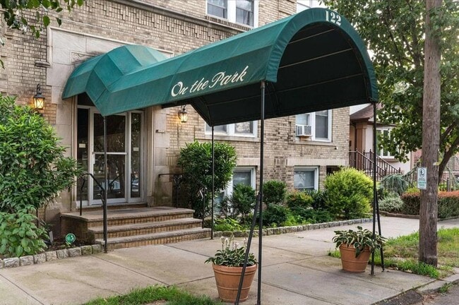 122 W 39th St in Bayonne, NJ - Building Photo - Building Photo