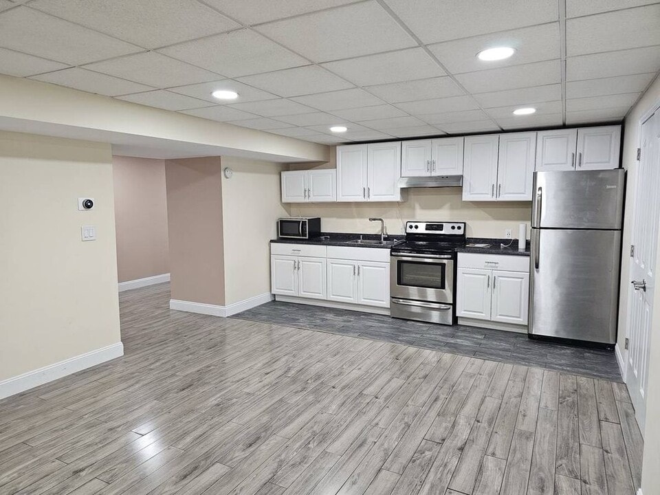 11 Ann Ln in Holtsville, NY - Building Photo