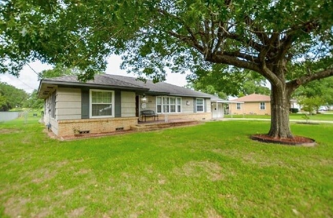 1116 N Meyer St in Sealy, TX - Building Photo - Building Photo
