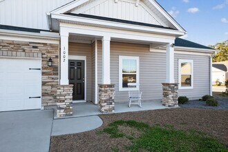1002 Jase Dr in Longs, SC - Foto de edificio - Building Photo