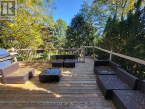 98 Brookeview Dr in Aurora, ON - Building Photo - Building Photo