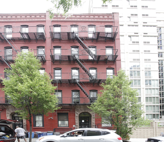 121 E 97th St in New York, NY - Building Photo - Building Photo