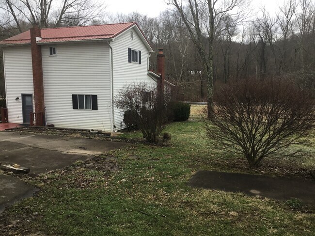 107 Old Homestead Ln in Armbrust, PA - Building Photo - Building Photo