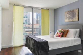 1200 Brickell Bay Dr in Miami, FL - Building Photo - Building Photo