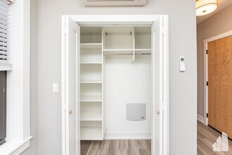 3929 N Janssen Ave, Unit E1 in Chicago, IL - Building Photo - Building Photo