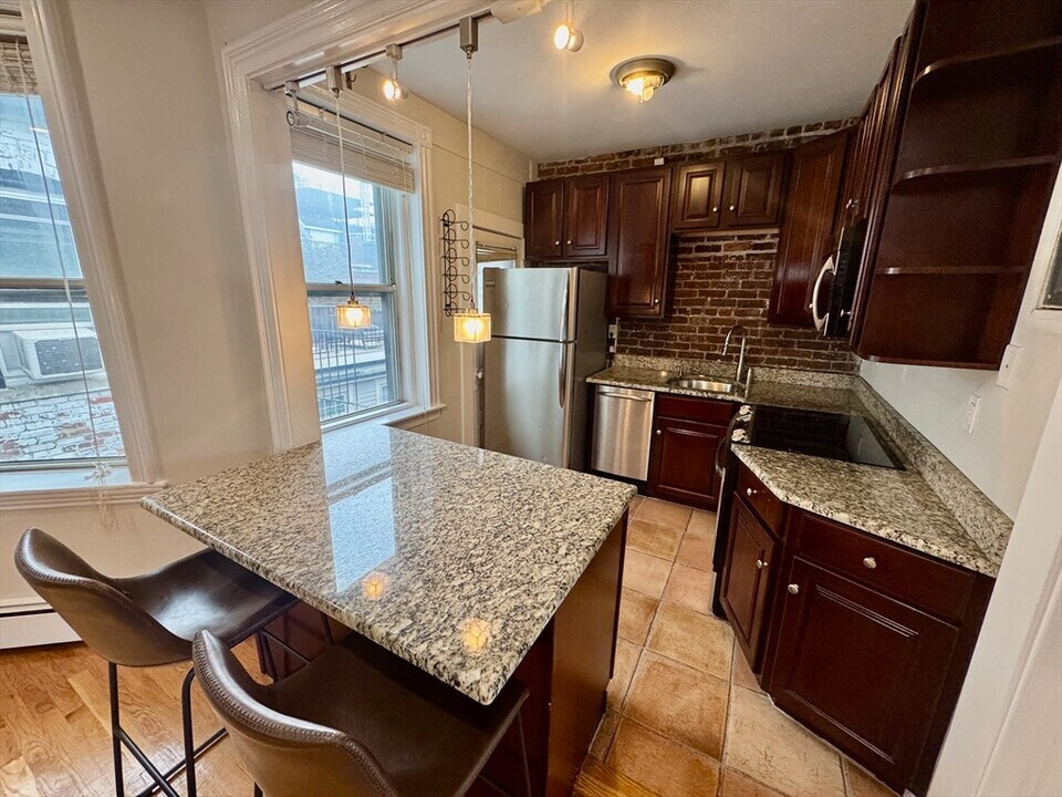 80 Revere St in Boston, MA - Building Photo