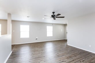 16737 Woodside Dr in Justin, TX - Foto de edificio - Building Photo