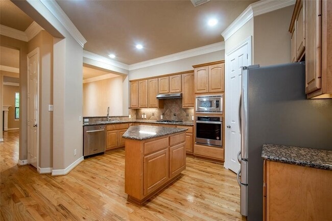 property at 2906 Royal Oaks Crest