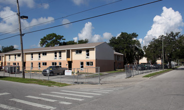 Oakview Apartments in Tampa, FL - Building Photo - Building Photo