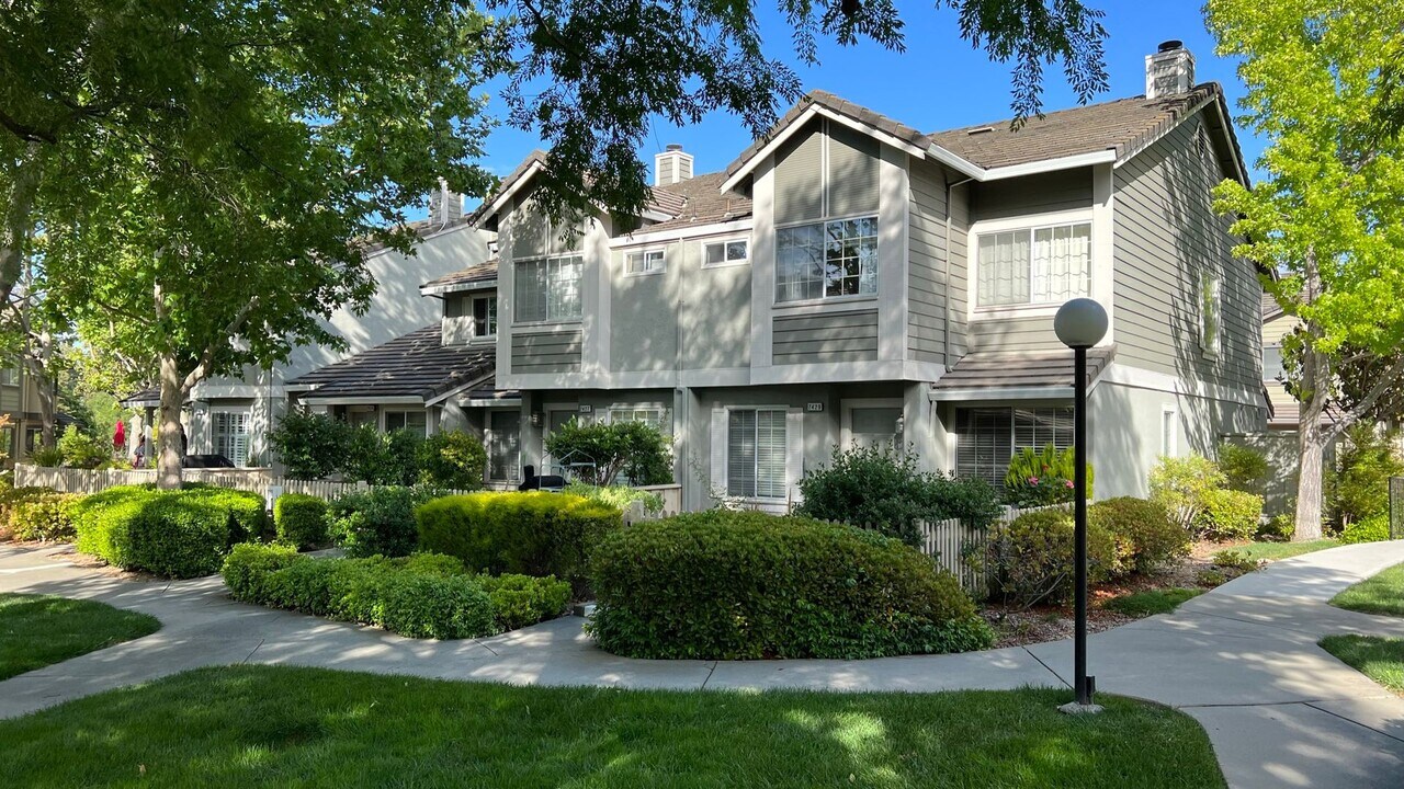 7425 Oxford Cir in Dublin, CA - Building Photo