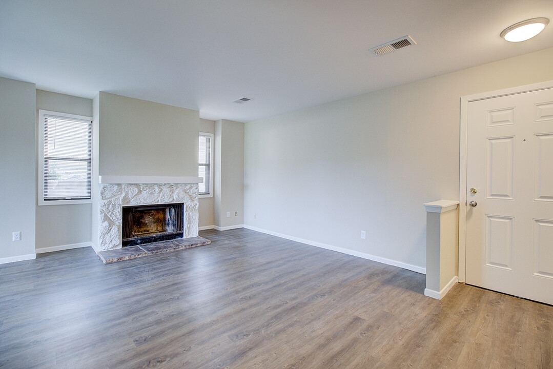 Apple Glen Apartments in New Berlin, WI - Building Photo