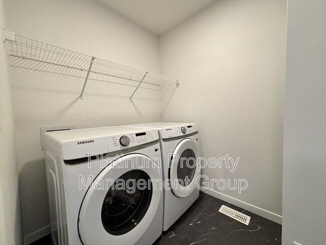 45 Creekview Mnr SW in Calgary, AB - Building Photo - Building Photo