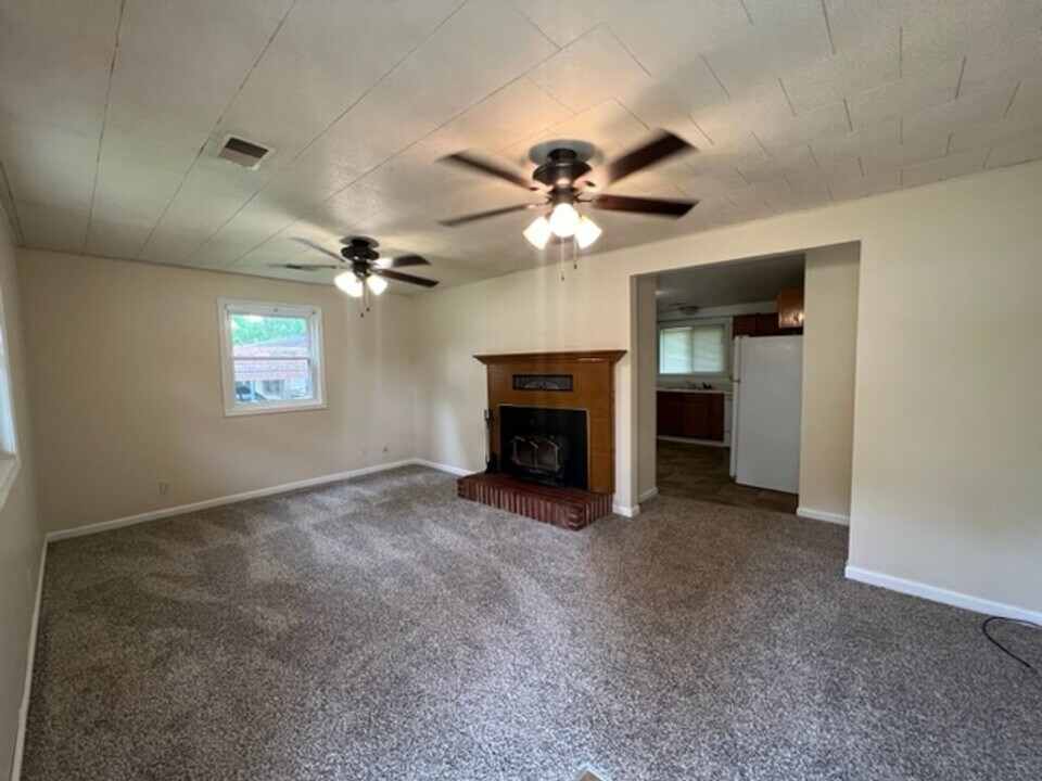 1341 Acacia Club Rd in Hollister, MO - Building Photo