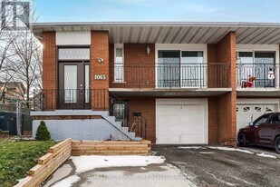 1063 Blairholm Ave in Mississauga, ON - Building Photo