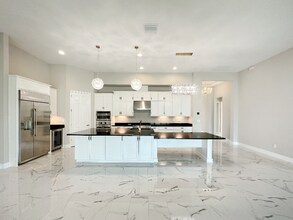 10530 Meadowrun Dr in Lithia, FL - Foto de edificio - Building Photo