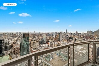 60 E 8th St in New York, NY - Foto de edificio - Building Photo