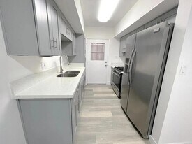 1974 S Garth Ave in Los Angeles, CA - Building Photo