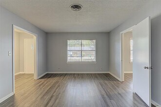 2001 Oakglen Dr in Austin, TX - Building Photo - Building Photo