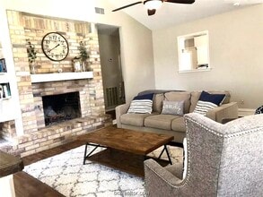 1004 Crestwood Dr in Bryan, TX - Foto de edificio - Building Photo