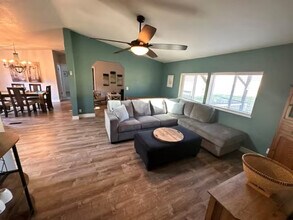 6554 OR-238 in Jacksonville, OR - Foto de edificio - Building Photo